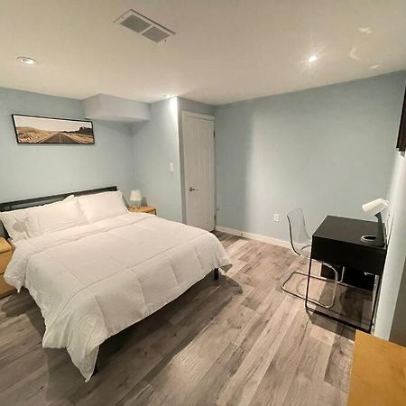 Lovely 2 Bedroom Basement Apartment In تورونتو المظهر الخارجي الصورة