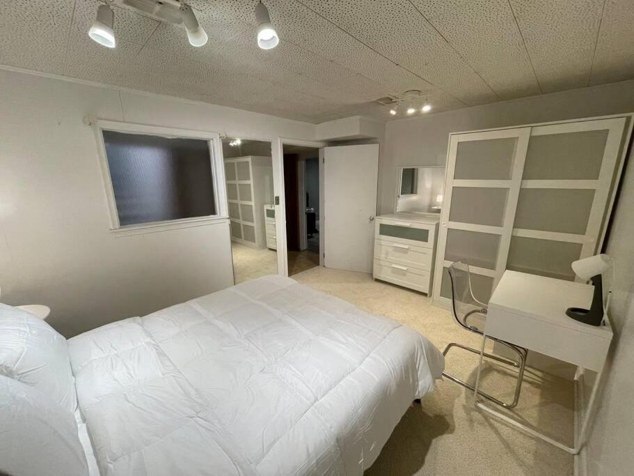 Lovely 2 Bedroom Basement Apartment In تورونتو المظهر الخارجي الصورة