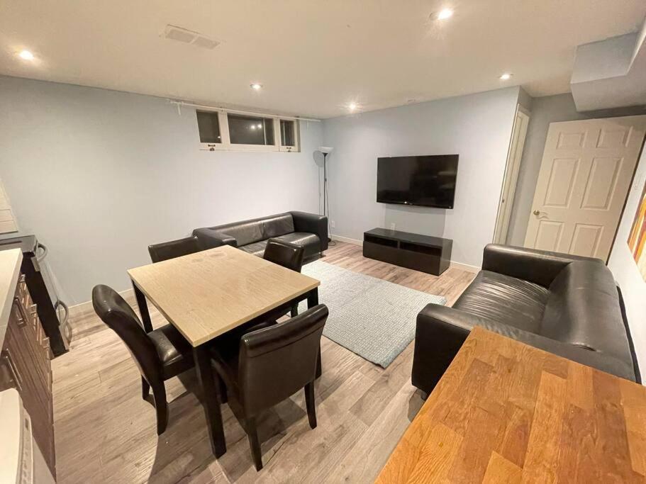 Lovely 2 Bedroom Basement Apartment In تورونتو المظهر الخارجي الصورة