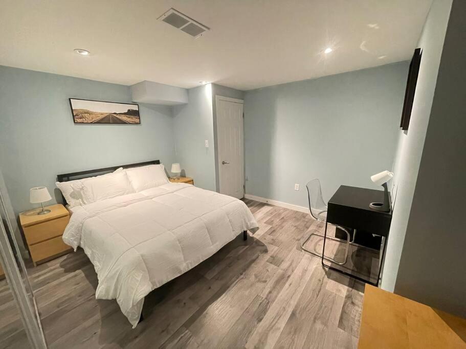 Lovely 2 Bedroom Basement Apartment In تورونتو المظهر الخارجي الصورة