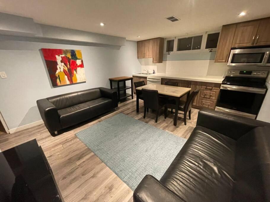 Lovely 2 Bedroom Basement Apartment In تورونتو المظهر الخارجي الصورة