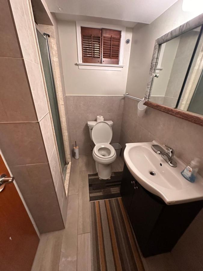 Lovely 2 Bedroom Basement Apartment In تورونتو المظهر الخارجي الصورة