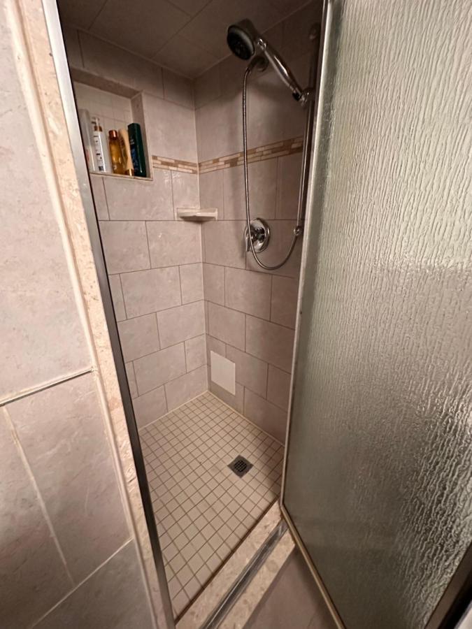 Lovely 2 Bedroom Basement Apartment In تورونتو المظهر الخارجي الصورة